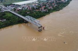 Thứ trưởng Bộ Giao thông vận tải chỉ đạo tại hiện trường vụ sập cầu Phong Châu (Phú Thọ)