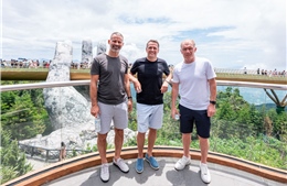 Huyền thoại bóng đá Michael Owen bất ngờ check in Cầu Vàng 