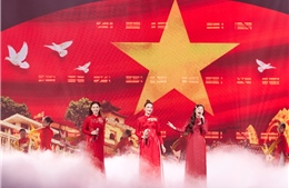 Chương trình &#39;Khát vọng cống hiến&#39;: Sao mai Nguyễn Thu Hằng xúc động hát giữa hàng ngàn chiến sĩ 