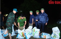 Người dân ‘rốn lũ’ Hà Nội hối hả ‘be bờ đắp đập’, ngăn nước tràn đê sông Bùi