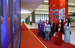 Trưng bày ảnh 'Dưới cờ Đảng - Đất nước tiến vào Kỷ nguyên mới' thu hút sự quan tâm của các đại biểu dự Đại hội XIV