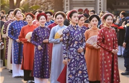 Cuối tuần trẩy hội Bách Hoa Bộ Hành, thẩm vị đặc sản Tết và mua sắm thả ga ở Hội chợ Mùa Xuân