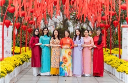 Du khách nô nức check-in không gian hoa xuân Lý Thái Tổ ngày đầu mở cửa