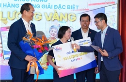 Gửi tiết kiệm, khách hàng Vikki trúng 10 lượng vàng  