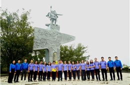 Thanh tra Viện KSNDTC và Viện KSND tỉnh Thanh Hóa dâng hương tại Tượng đài Thanh niên xung phong