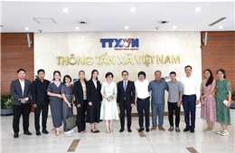 Đoàn nhà báo Bộ Thông tin Vương quốc Campuchia thăm và làm việc tại báo Tin tức và Dân tộc 