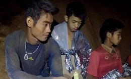 Kiệt sức vì nhường đồ ăn, huấn luyện viên đội bóng Thái Lan được cứu đầu tiên 