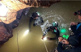 Thợ lặn dùng hết bình dưỡng khí sau khi giải cứu 4 người khỏi hang Tham Luang