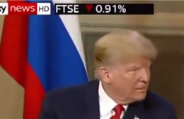 Giữa lúc thượng đỉnh căng thẳng, Tổng thống Trump &#39;đá lông nheo&#39; với người đồng cấp Nga Putin