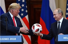 Được tặng bóng, Tổng thống Trump đáp lễ người đồng cấp Putin cái gì?