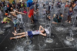Người dân Châu Âu đối mặt với nắng nóng ngột ngạt gần 50 độ C