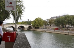 Sáng kiến giúp nam giới công khai ‘tiểu bậy’ giữa đường phố Paris hoa lệ