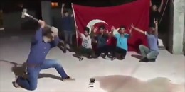 Người dân Thổ Nhĩ Kỳ đập nát iPhone, cắt vụn dollar để tẩy chay hàng Mỹ