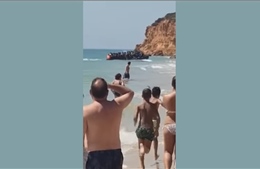 Đang tắm biển, du khách sững sờ khi thấy hàng chục người nhập cư đổ bộ, chạy rầm rập lên bờ