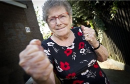 Cụ bà 93 tuổi tay không &#39;tả xung hữu đột&#39; với 2 tên cướp