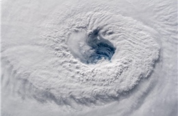 Nghẹt thở trước hình ảnh mắt bão &#39;quái vật&#39; Florence nhăm nhe Bờ Đông nước Mỹ