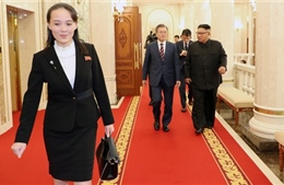 Hình ảnh bóng hồng quyền lực tất bật trợ giúp hai nhà lãnh đạo liên Triều