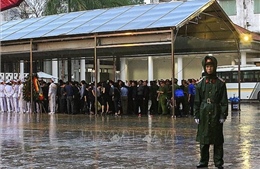 Người dân Hà Nội và các tỉnh đội mưa đến viếng Chủ tịch nước Trần Đại Quang