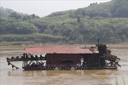Tàu khai thác khoáng sản  gây sạt lở nghiêm trọng bờ sông Hồng đoạn qua Văn Yên, Yên Bái