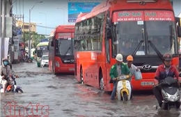 Ngập nhiều tuyến đường tại TP Hồ Chí Minh do mưa lớn 1 giờ đồng hồ 