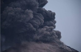 Núi lửa phun trào, &#39;bom nham thạch&#39; suýt trúng tàu du lịch