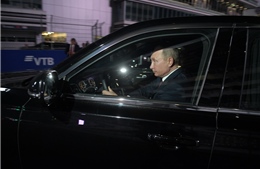 Tổng thống Putin lái siêu xe chở lãnh đạo Ai Cập quanh đường đua Công thức 1