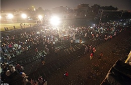 Khoảnh khắc thảm kịch tàu hỏa cán ngang đám đông mừng lễ hội ở Ấn Độ