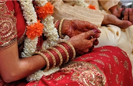 Du lịch cưới hỏi: Cô dâu chú rể bán vé cho khách nước ngoài tới dự hôn lễ