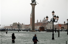Thủy triều dâng cao bất thường, thành phố tình yêu Venice gần như biến mất trong nước