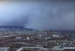 Rùng mình chứng kiến bão tuyết &#39;nuốt chửng&#39; một thành phố Siberia