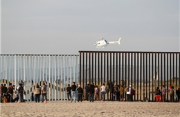 Hình ảnh nhóm người di cư đầu tiên đặt chân tới biên giới Mỹ-Mexico