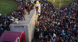 Bạo lực phản đối đoàn di cư bùng phát tại biên giới Mỹ-Mexico