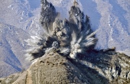 Cận cảnh Triều Tiên dùng thuốc nổ &#39;thổi bay&#39; 10 trạm gác ở DMZ