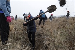 Dân Ukraine đào hào, sẵn sàng tư thế đón nhận kịch bản chiến tranh