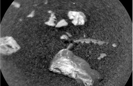 Giới khoa học ngỡ ngàng trước vật thể sáng bóng bí ẩn trên sao Hỏa