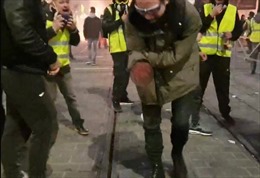 Người biểu tình bị nổ nát bàn tay trong vụ bạo loạn &#39;Áo vàng&#39;