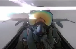 Khoảnh khắc sét đánh trúng chiến đấu cơ F-18, phi công giật mình hoảng sợ