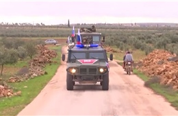Hình ảnh lính Nga tuần tra mặt trận Manbij sau khi Mỹ tuyên bố rút quân