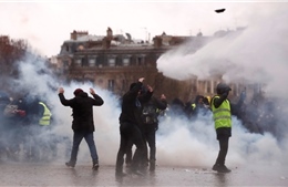 Vừa rung chuyển vì nổ lớn, Paris lại thành bãi chiến trường khi bạo loạn sang tuần thứ 9