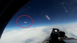 Cận cảnh Su-27 Nga đánh chặn máy bay do thám Thụy Điển