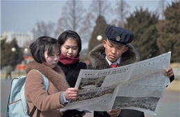 Người dân Triều Tiên chăm chú dõi theo tin tức của Chủ tịch Kim Jong-un từ quê nhà