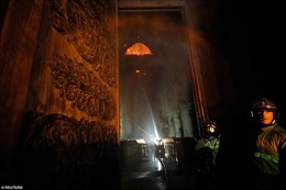 Những hình ảnh đầu tiên bên trong Nhà thờ Đức Bà Paris sau vụ hỏa hoạn
