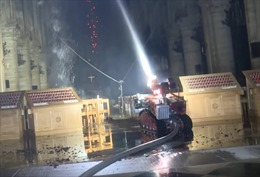 Gặp gỡ lính cứu hỏa robot &#39;tả xung hữu đột&#39; giữa biển lửa Nhà thờ Đức Bà Paris