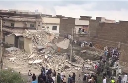 Quân đội Pakistan dùng 50kg thuốc nổ đánh sập ngôi nhà 3 tầng chôn vùi khủng bố