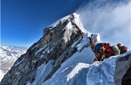 Tại sao lại có quá nhiều người bỏ mạng trên đỉnh Everest năm nay?