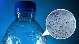 Uống nước đóng chai sẽ rước gấp đôi hạt vi nhựa vào người
