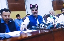 Hài hước quan chức Pakistan livestream họp báo quên tắt filter mèo dễ thương