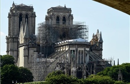 Các nhà tỷ phú hứa hẹn quyên tiền khôi phục Nhà thờ Đức Bà Paris chưa chi một đồng nào