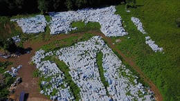 Hàng nghìn chai nước nguyên vẹn đem cứu trợ bị bỏ phí trên đồng hoang