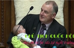 Chủ tịch Quốc hội New Zealand cho con của nghị sĩ bú sữa giữa phiên họp